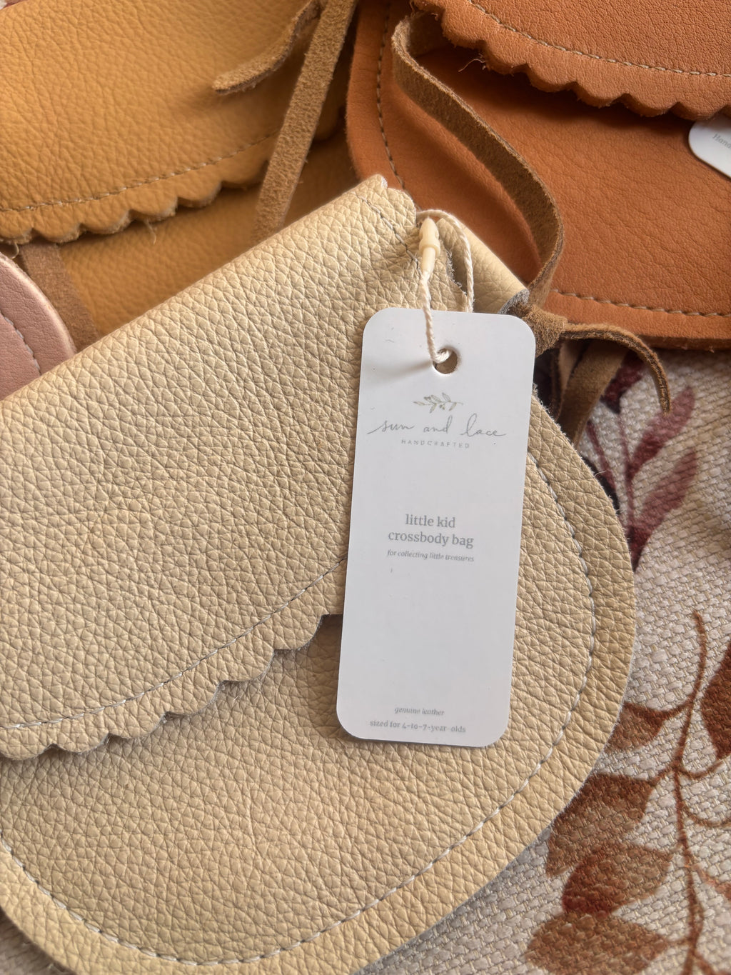 Little Girl Scalloped Leather Purse in Cream